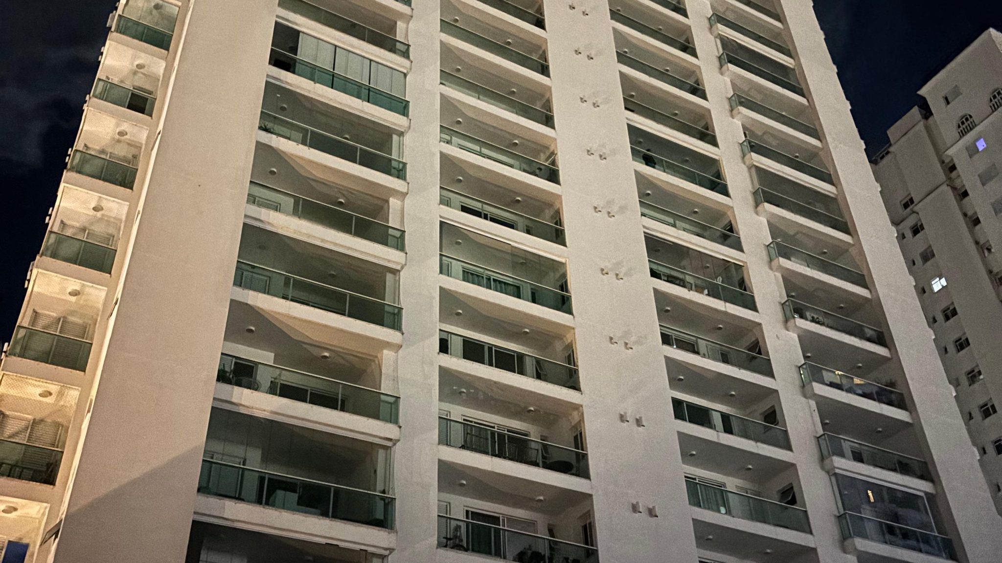 Homem usa corda improvisada com lençol para invadir apartamento de vizinha na zona oeste de SJC