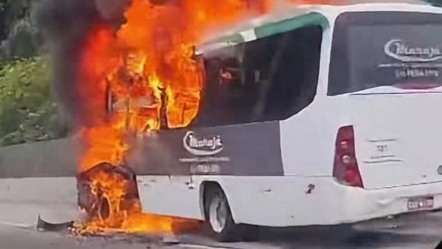 Micro-ônibus que levava estudantes para SJC pega fogo na Tamoios; não houve vítimas
