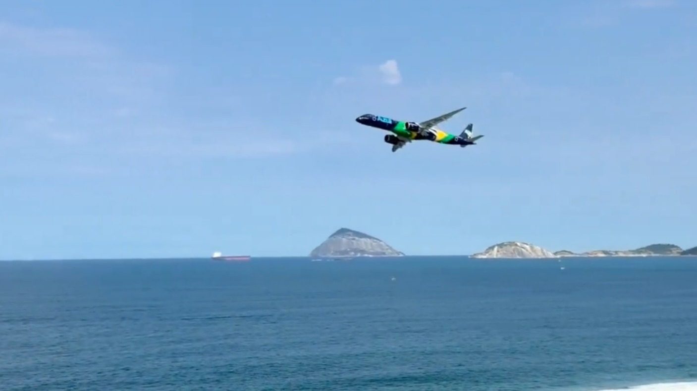 Jato da Embraer sobrevoa praias do Rio em homenagem à Seleção; veja vídeo