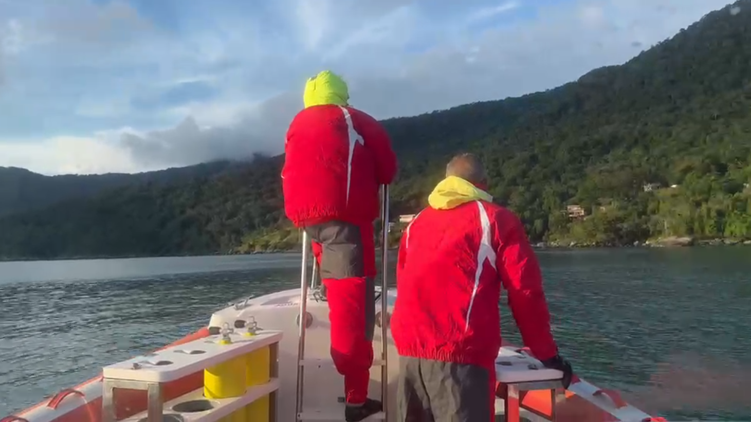 Bombeiros fazem buscas por casal que desapareceu após passeio de moto aquática em Ilhabela