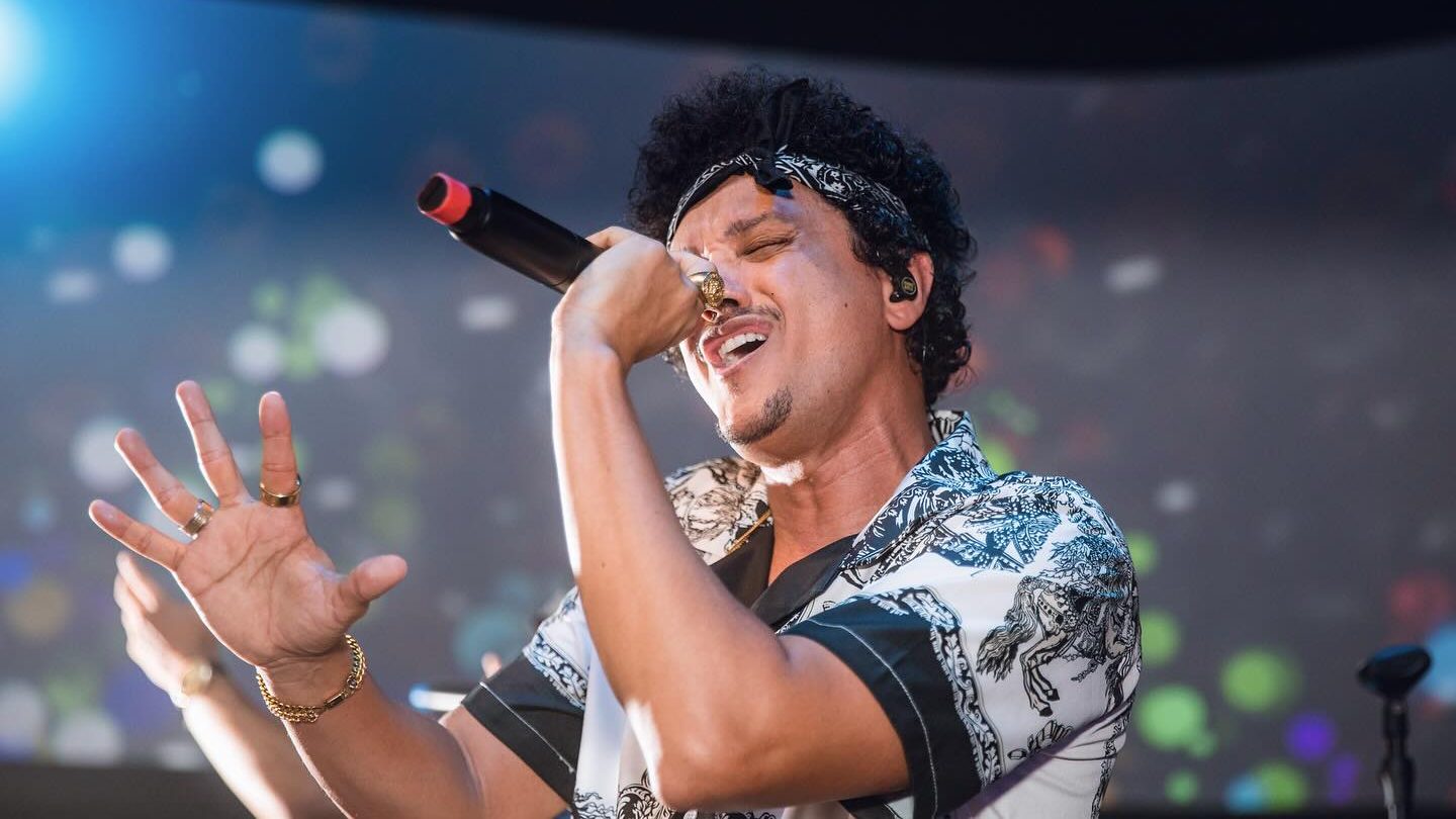 Maior sósia do astro pop Bruno Mars faz show gratuito no Colinas Shopping nesta quinta