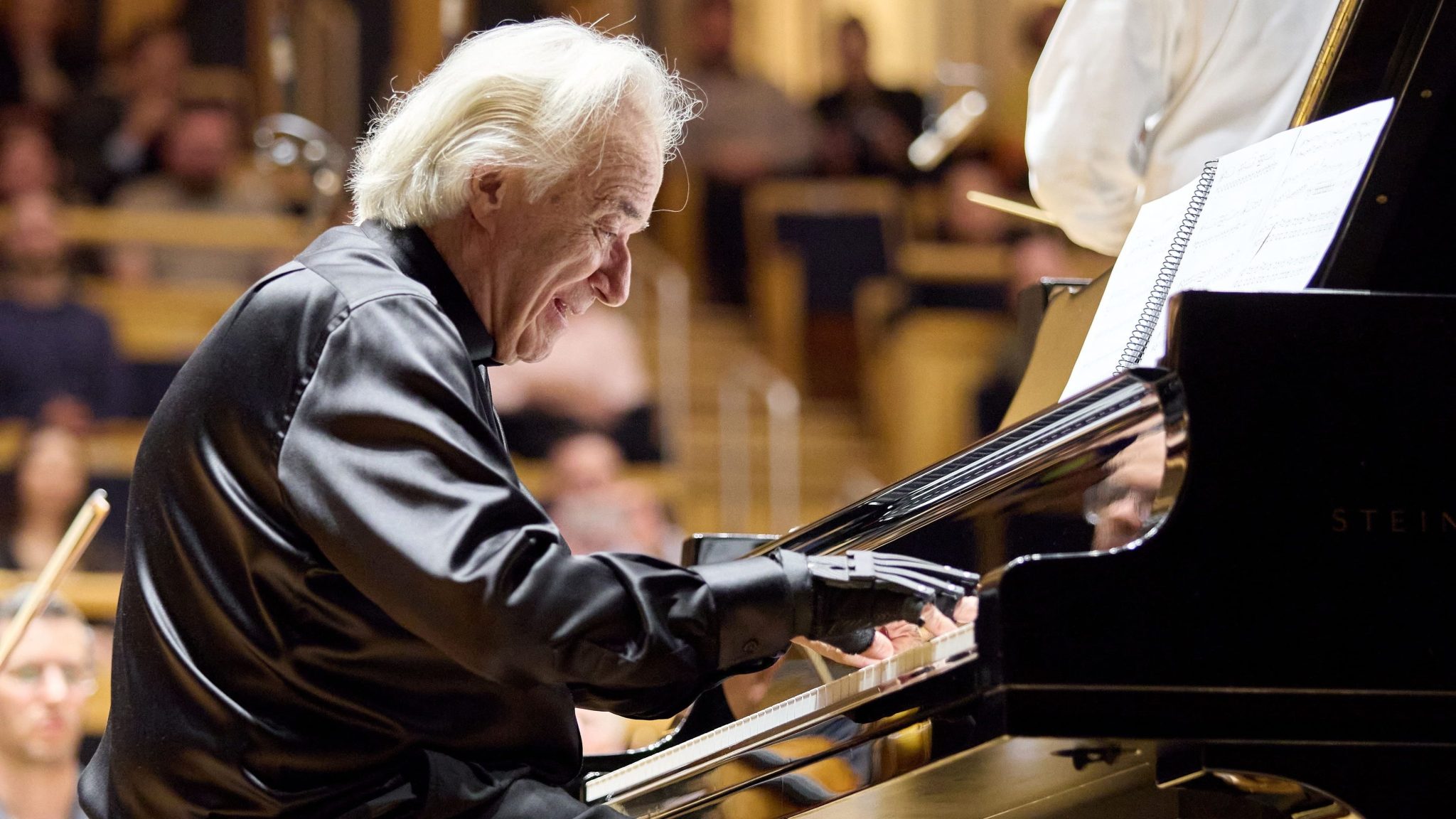Maestro João Carlos Martins rege ensaio da Orquestra Órion no Cine Santana de SJC
