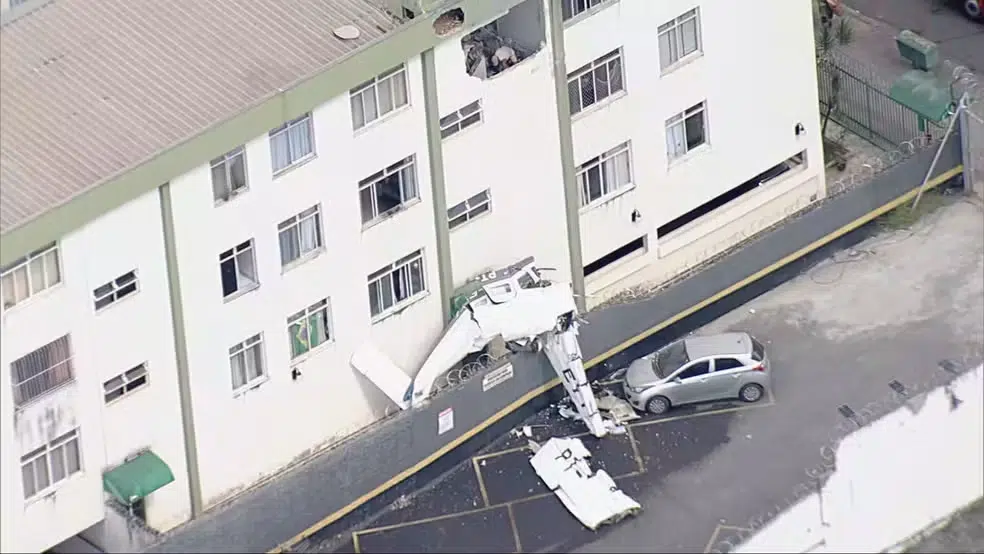 Avião monomotor cai e bate em prédio residencial em Belo Horizonte; piloto e passageiro morrem