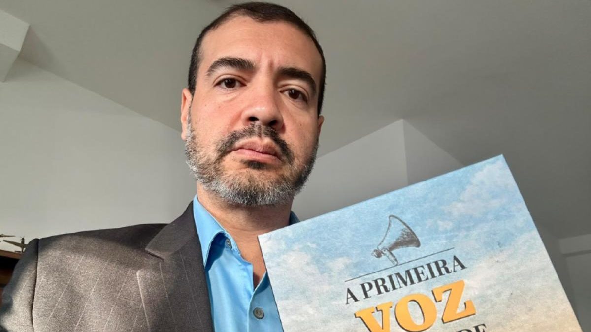 Livro relembra o papel de emissora de rádio na transformação de São José na 'capital do avião'