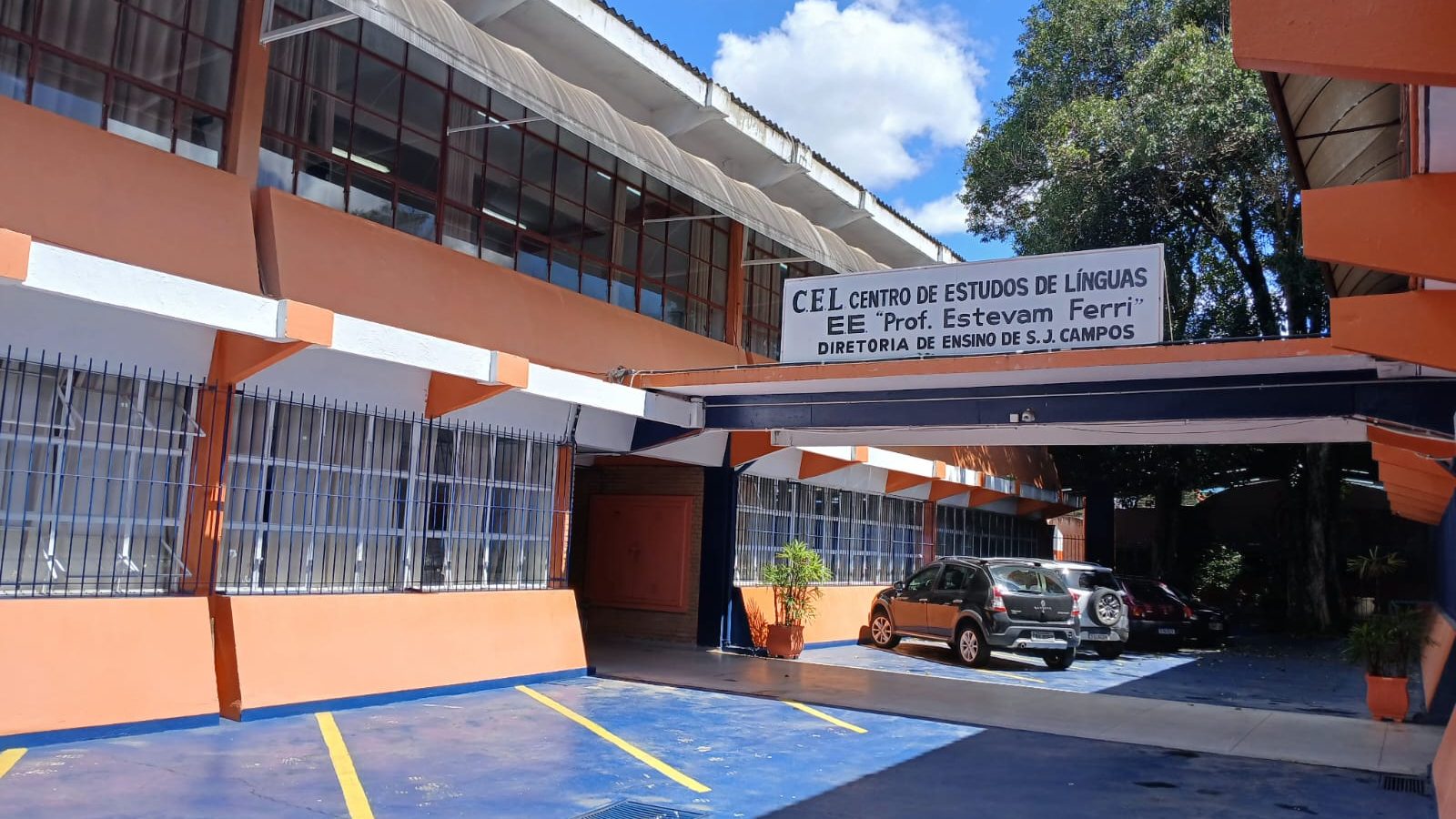 Escola estadual de São José oferece cursos gratuitos de idiomas; vagas para inglês, espanhol, libras, japonês, alemão e italiano