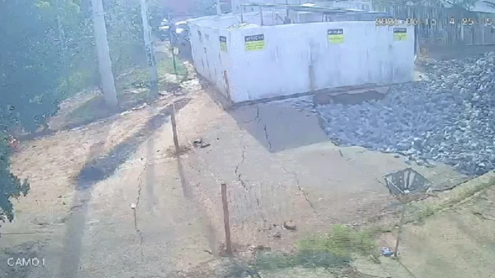 Prefeitura de São José recompõe nova erosão em rua marcada por crateras no Jardim Imperial