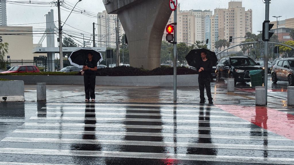 Inmet alerta sobre perigo de chuvas intensas no Vale nesta sexta