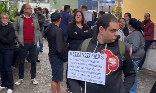 Servidores entram em greve e fazem protesto em frente à Prefeitura de Taubaté