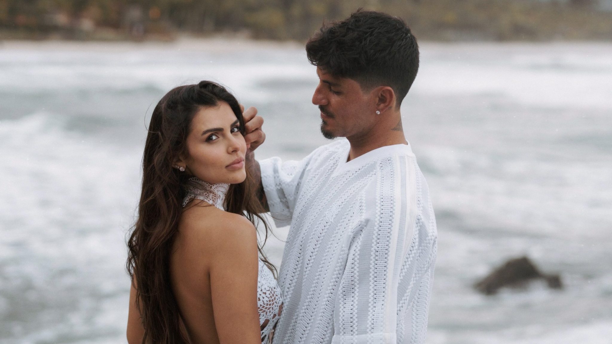 Gabriel Medina e Isabella Arantes anunciam gravidez durante casamento em São Sebastião