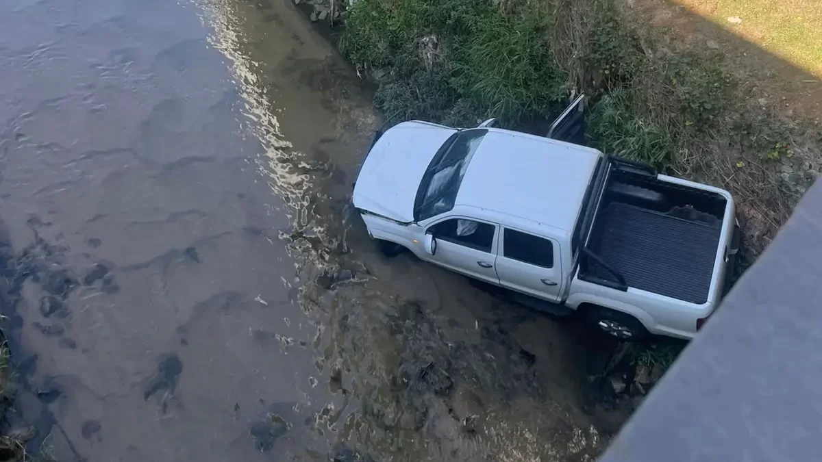 Carro cai no córrego Vidoca após motorista perder controle da direção em São José