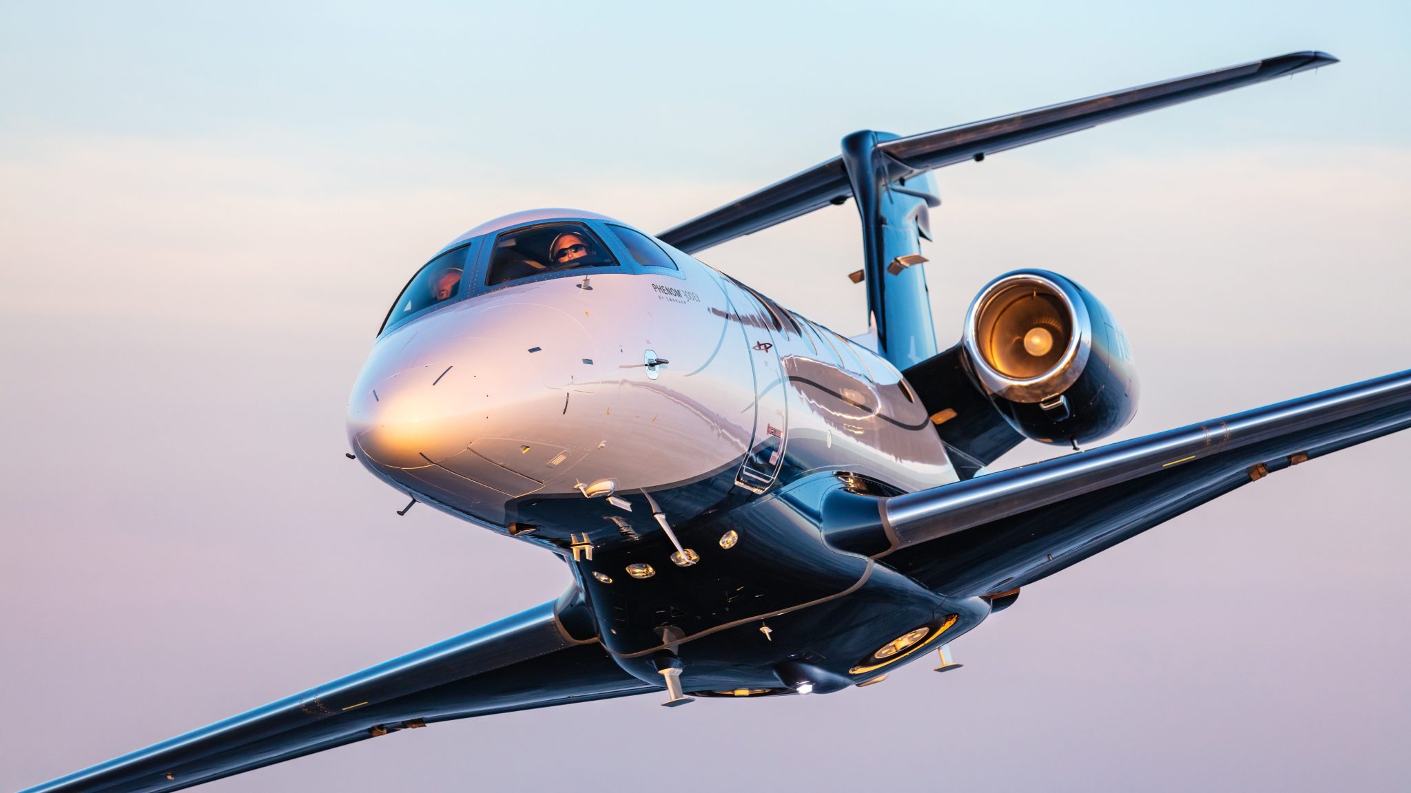 Embraer lança nova versão do Phenom 300 com sistema que pousa sozinho em emergência