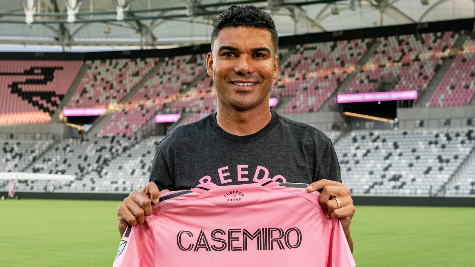 Casemiro é anunciado pelo Inter Miami e vai jogar ao lado de Messi nos Estados Unidos