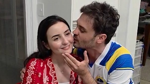 Médico de SJC entra para o Guinness após dar 195 beijos em 30 segundos; veja o vídeo