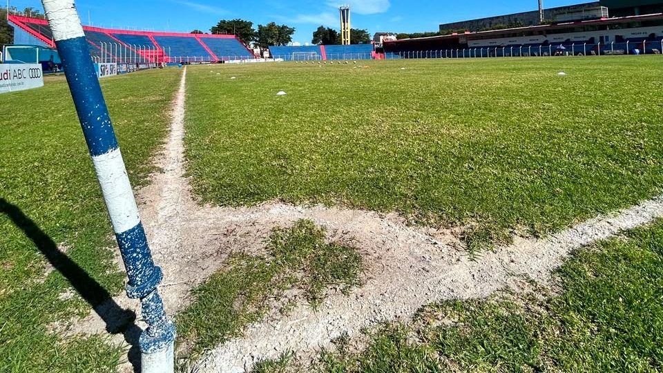 Em estreia na Copa Paulista, jogador do São José é expulso por urinar atrás do banco de reservas