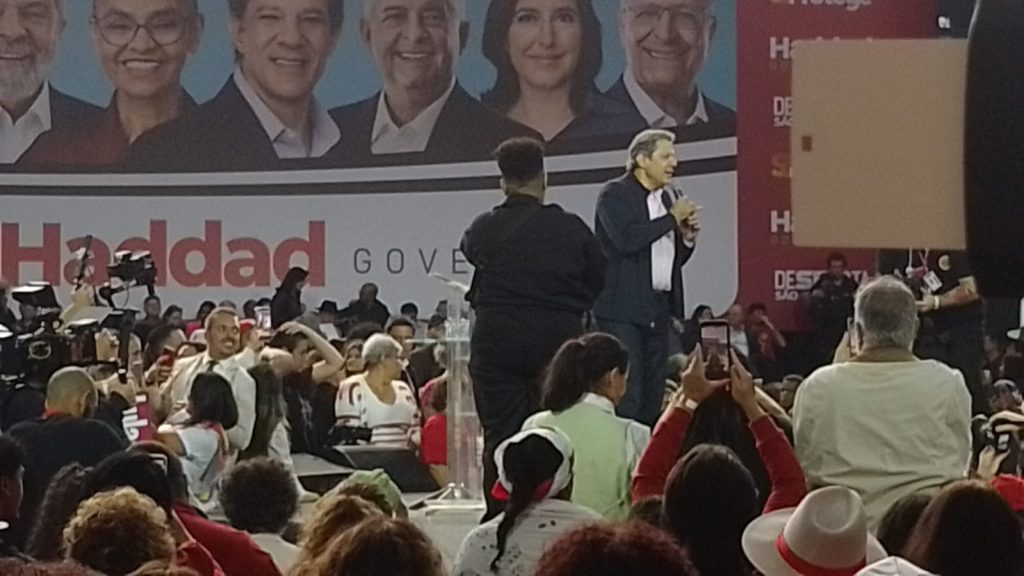 Com críticas à privatização da Sabesp, PT lança Haddad a governador de SP