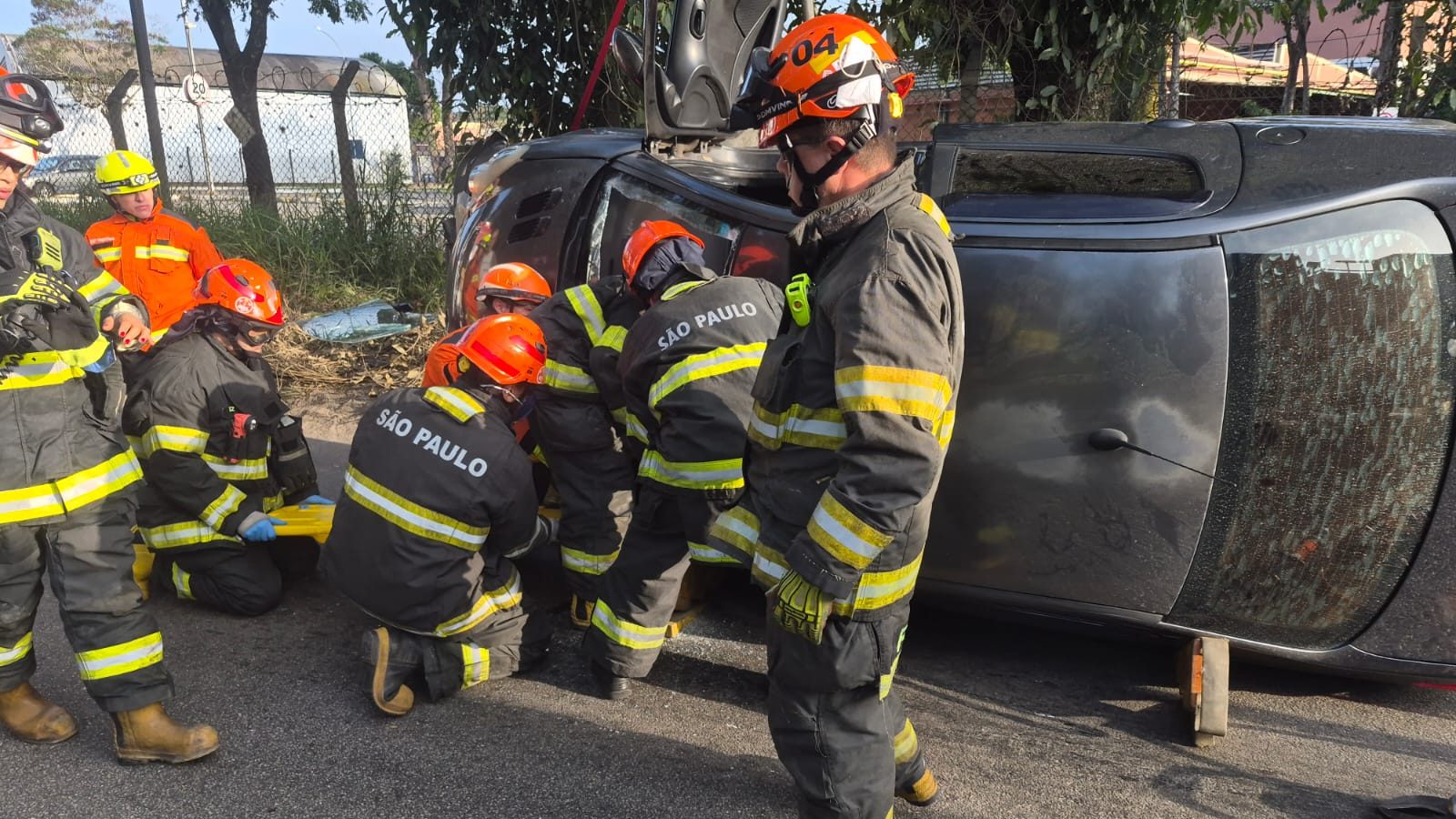 Capotamento deixa mulher de 61 anos ferida na marginal da Dutra, em Jacareí