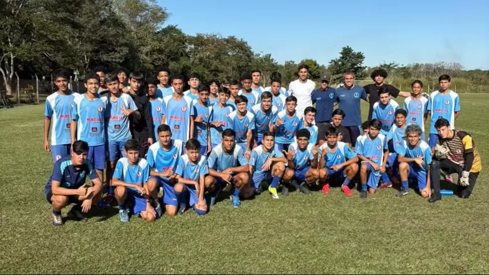 Vitor Reis visita escolinha onde deu os primeiros passos em São José: 'Voltar às minhas origens'
