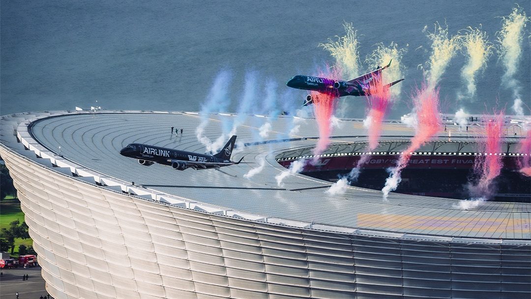 Aviões da Embraer fazem voo rasante de tirar o fôlego sobre estádio na África do Sul; veja o vídeo