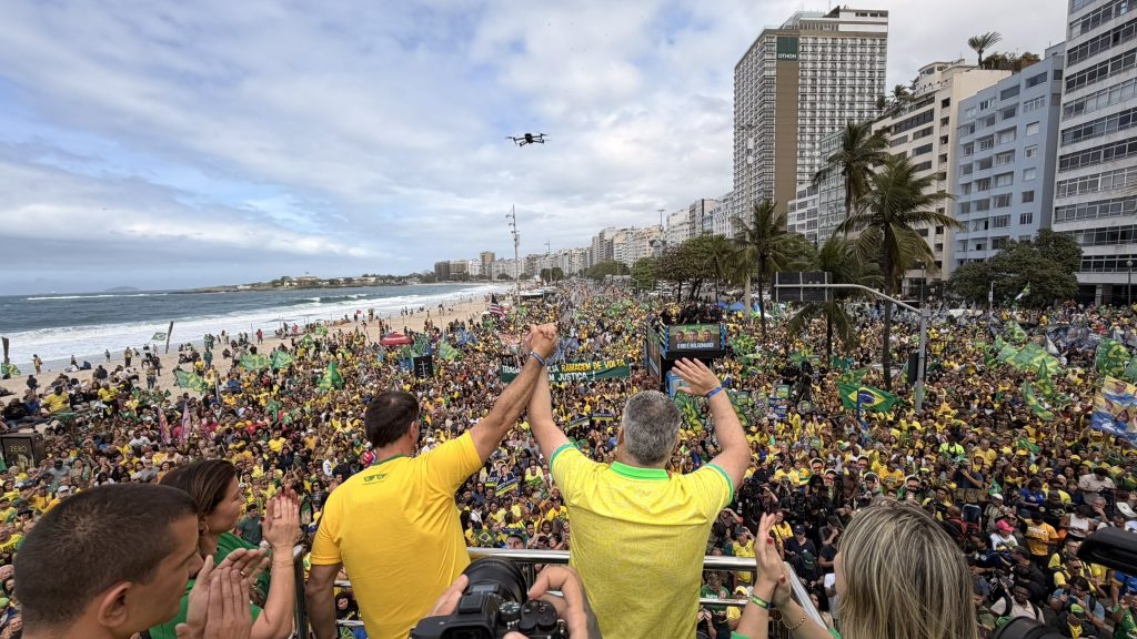 Flávio Bolsonaro inicia campanha com ataques a Lula, discurso duro na segurança e promessa de 'tesouraço' nas contas