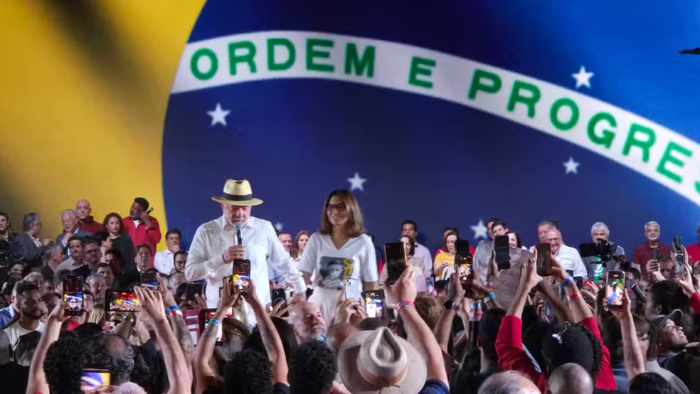 PT lança Lula a presidente