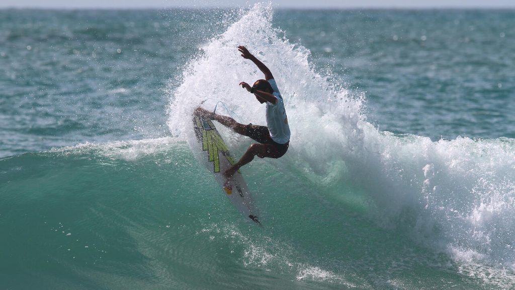 Etapa da WSL reúne 128 surfistas em Maresias na disputa por vaga na elite mundial