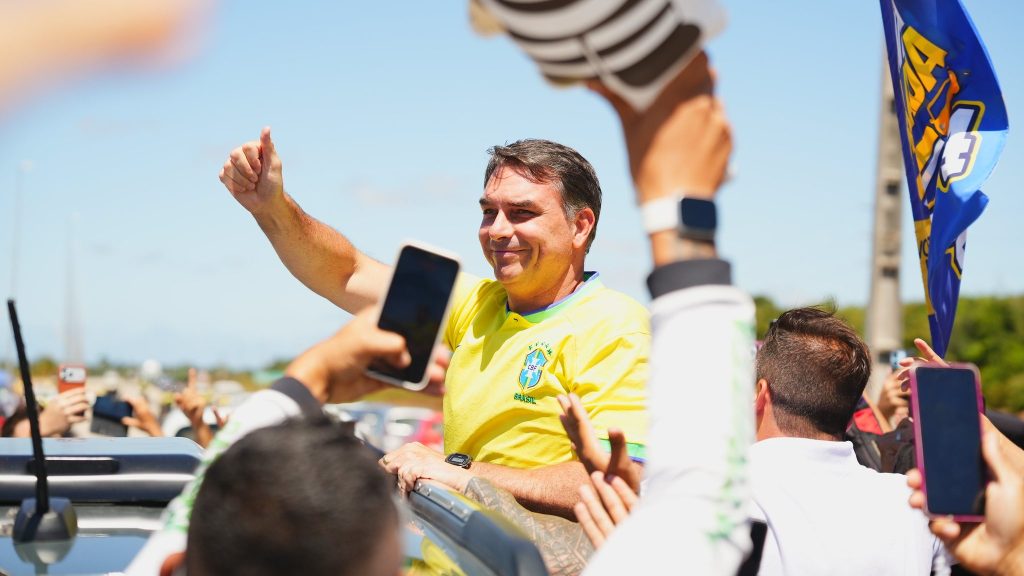 Flávio Bolsonaro domina votação no Vale do Paraíba e vence em 36 cidades da região