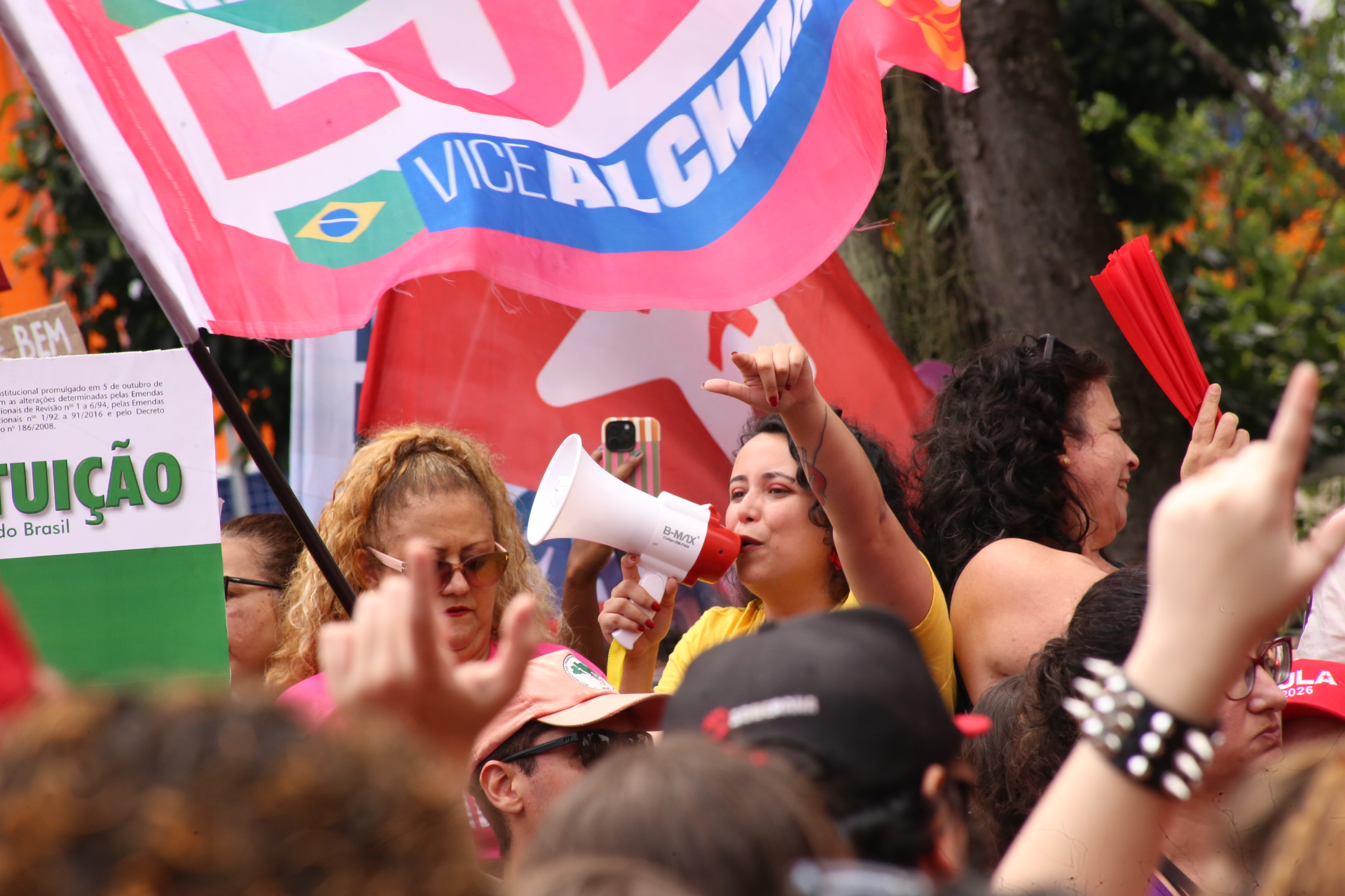Apoiadores de Lula lotam Praça Afonso Pena e ruas do Centro de SJC em véspera do 2º turno