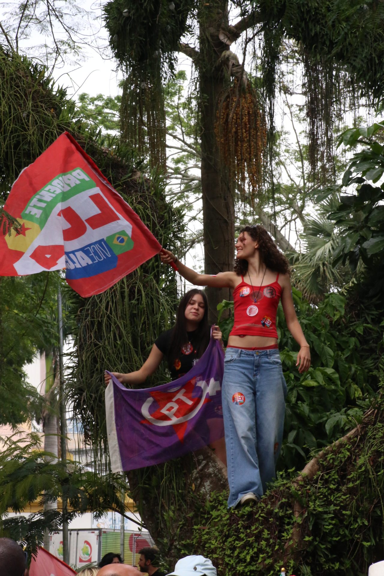 Apoiadores de Lula lotam Praça Afonso Pena e ruas do Centro de SJC em véspera do 2º turno