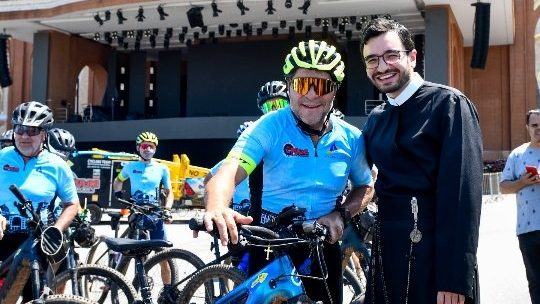 Cantor Daniel percorre 318 km de bicicleta até Aparecida para agradecer à Padroeira