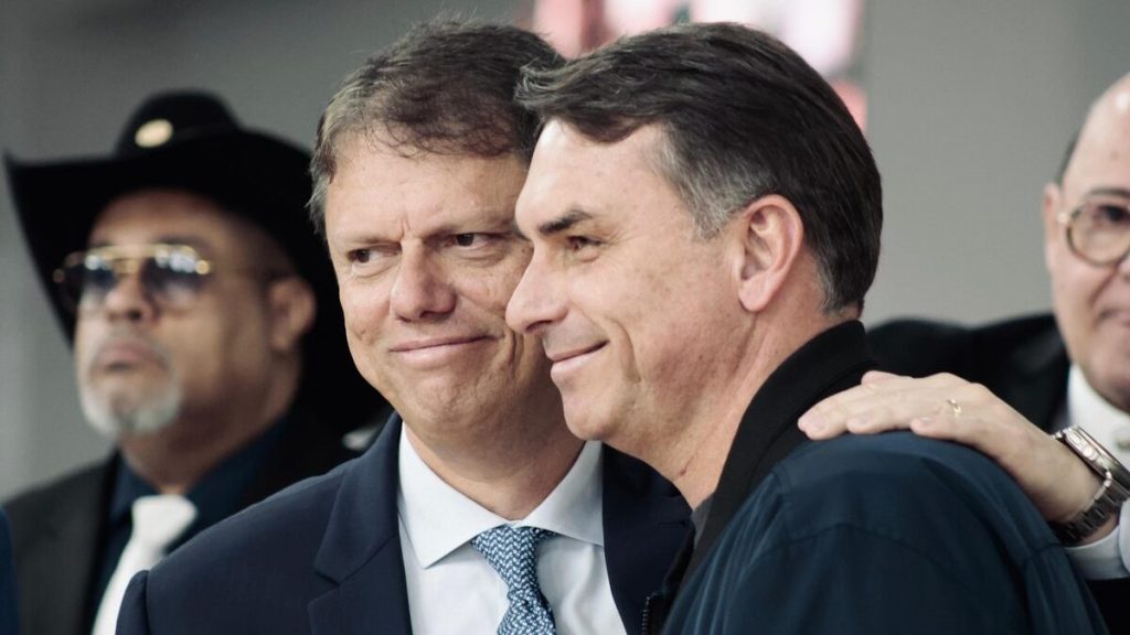 Flávio Bolsonaro e Tarcísio fazem motocarreata em SJC neste domingo