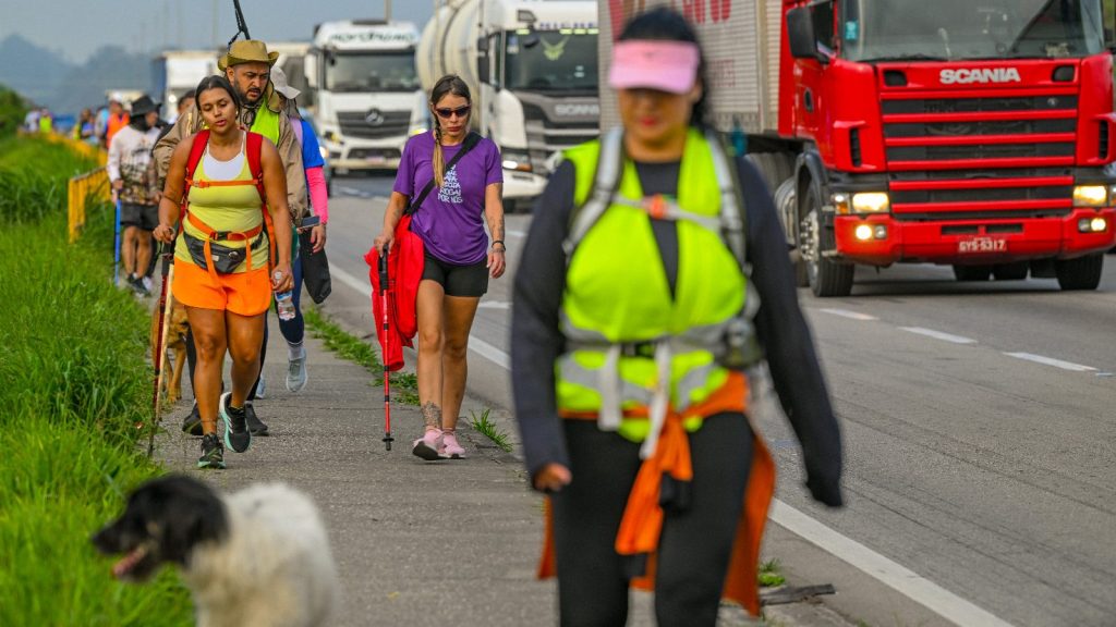 Romeiros colorem margens da Dutra a três dias do feriado de Nossa Senhora Aparecida