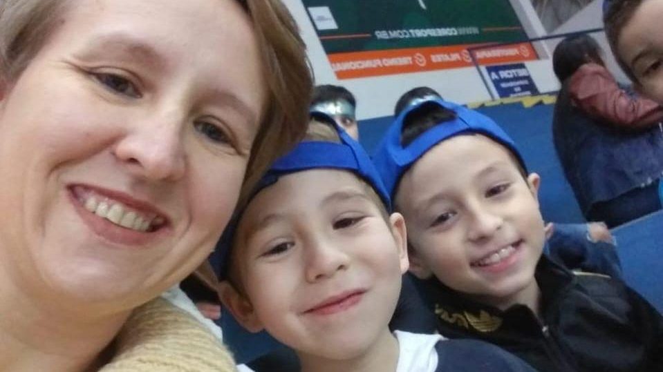 Mãe insistiu por anos até conseguir diagnóstico de autismo do filho: 'Meu coração sabia, mas ninguém me escutava'; hoje ele é autor de livro infantil
