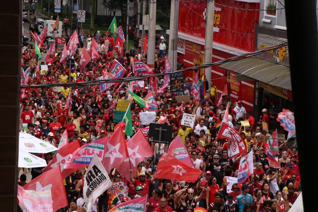 Apoiadores de Lula lotam Praça Afonso Pena e ruas do Centro de SJC em véspera do 2º turno