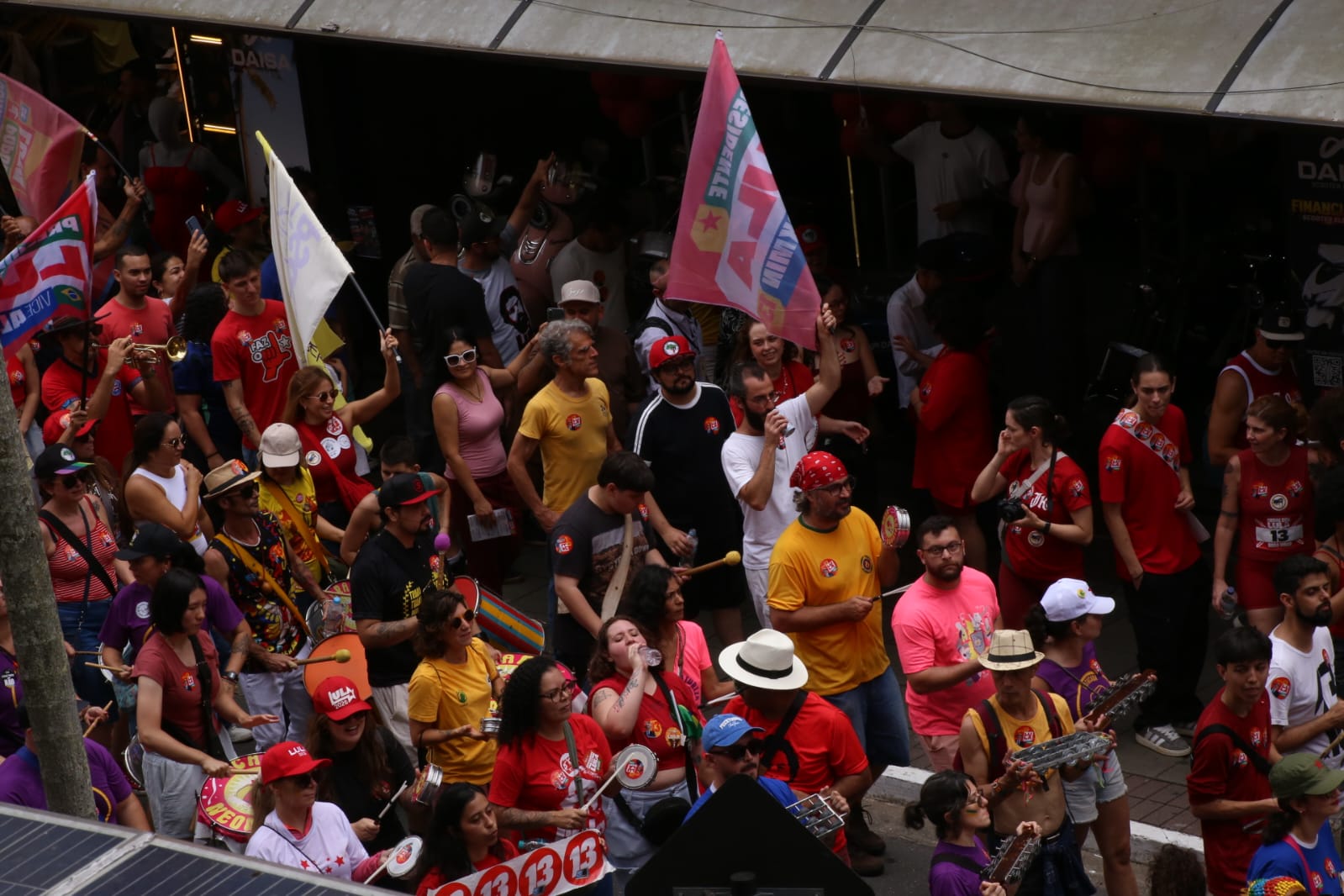 Apoiadores de Lula lotam Praça Afonso Pena e ruas do Centro de SJC em véspera do 2º turno