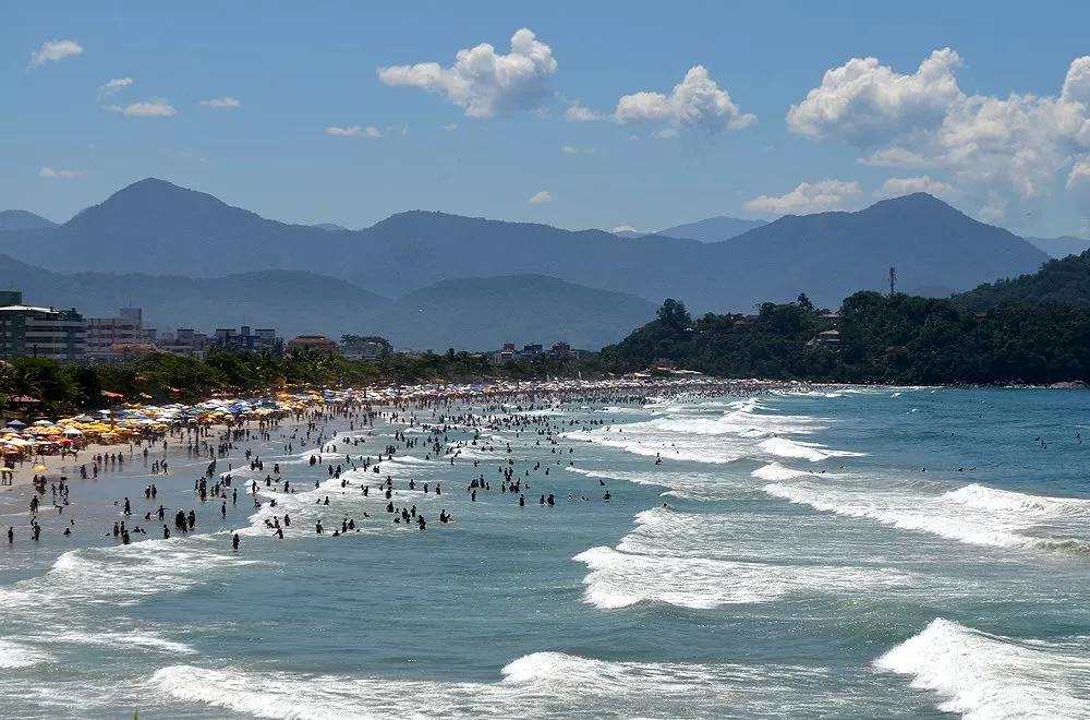 vista aérea da praia grande, em ubatuba