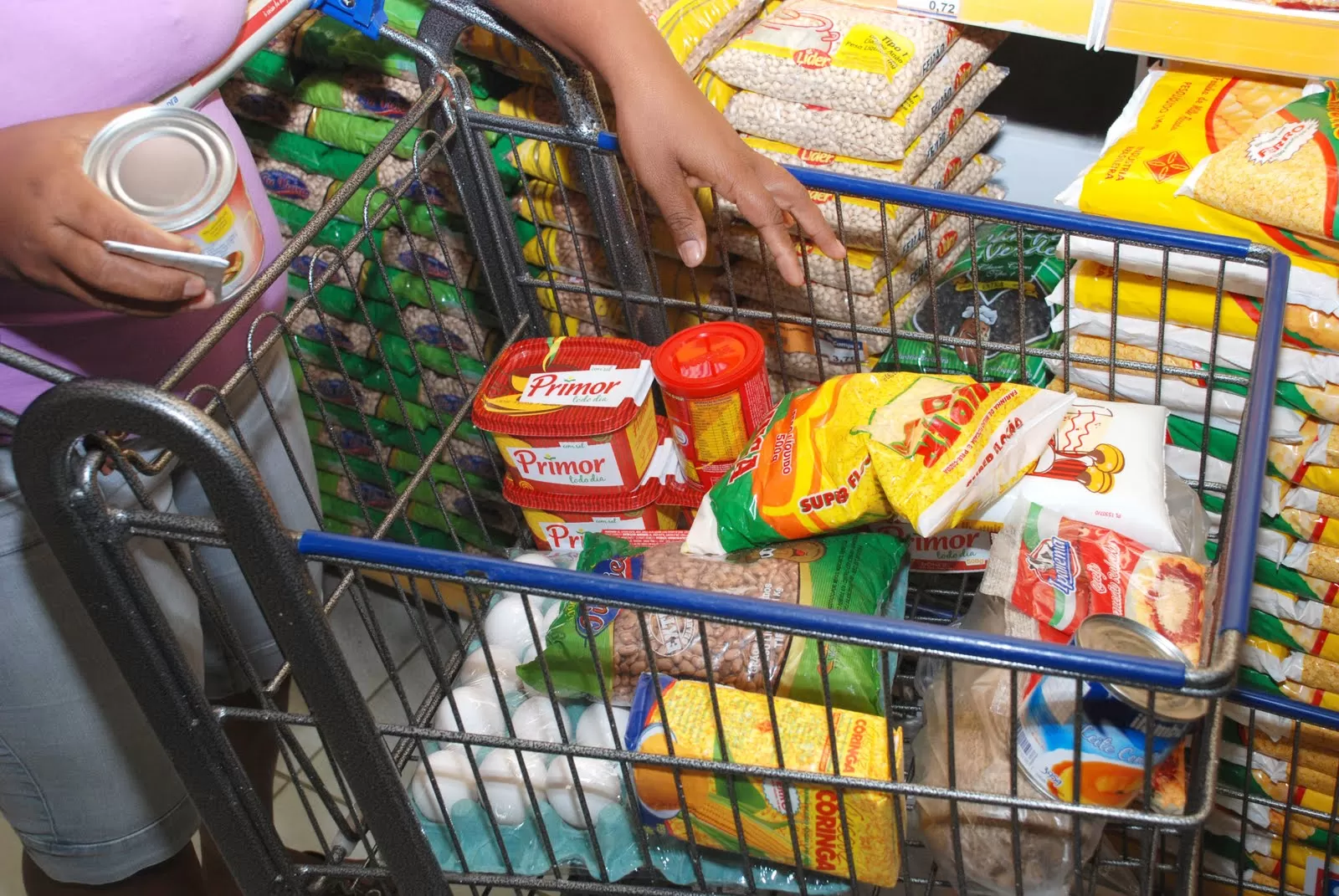 img-responsive Carrinho de supermercado cheio de alimentos; cesta básica de São José tem o menor preço da cesta básica em julho