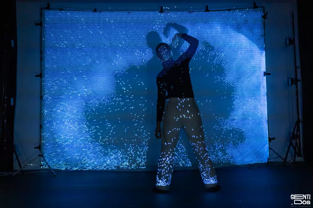Interação com o videomapping na oficina artística do grupo Sentidos