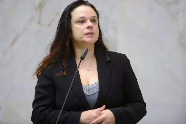 Janaína Paschoal, uma das candidatas ao senado por SP. Ela é branca e possui cabelo preto ondulado com mechas castanho claras nas pontas.
