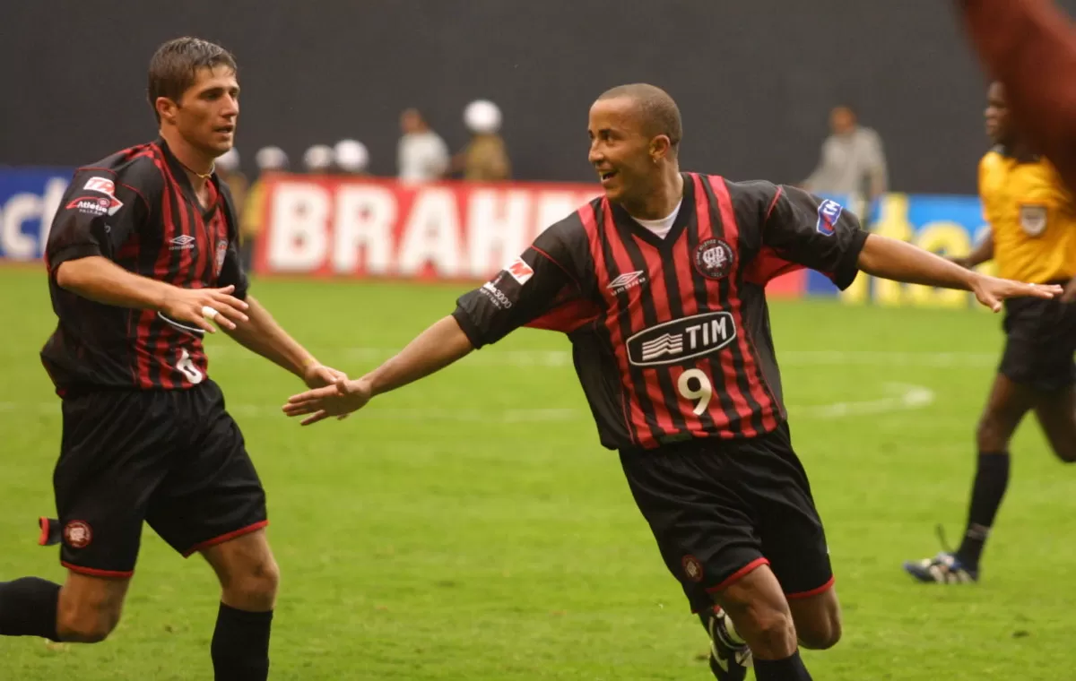 Alex Mineiro craque e artilheiro do Athletico Paranaense na conquista do Brasileirão de 2001