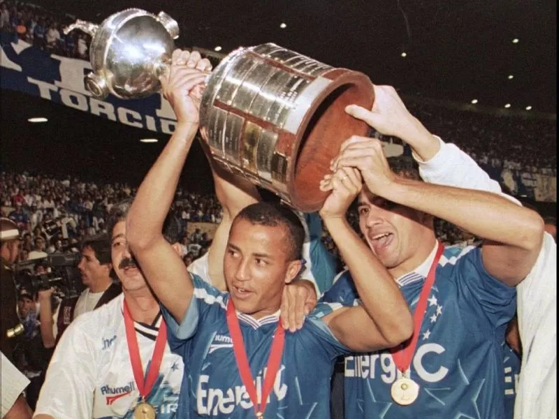 Jogadores do Cruzeiro comemorando a Libertadores de 1997