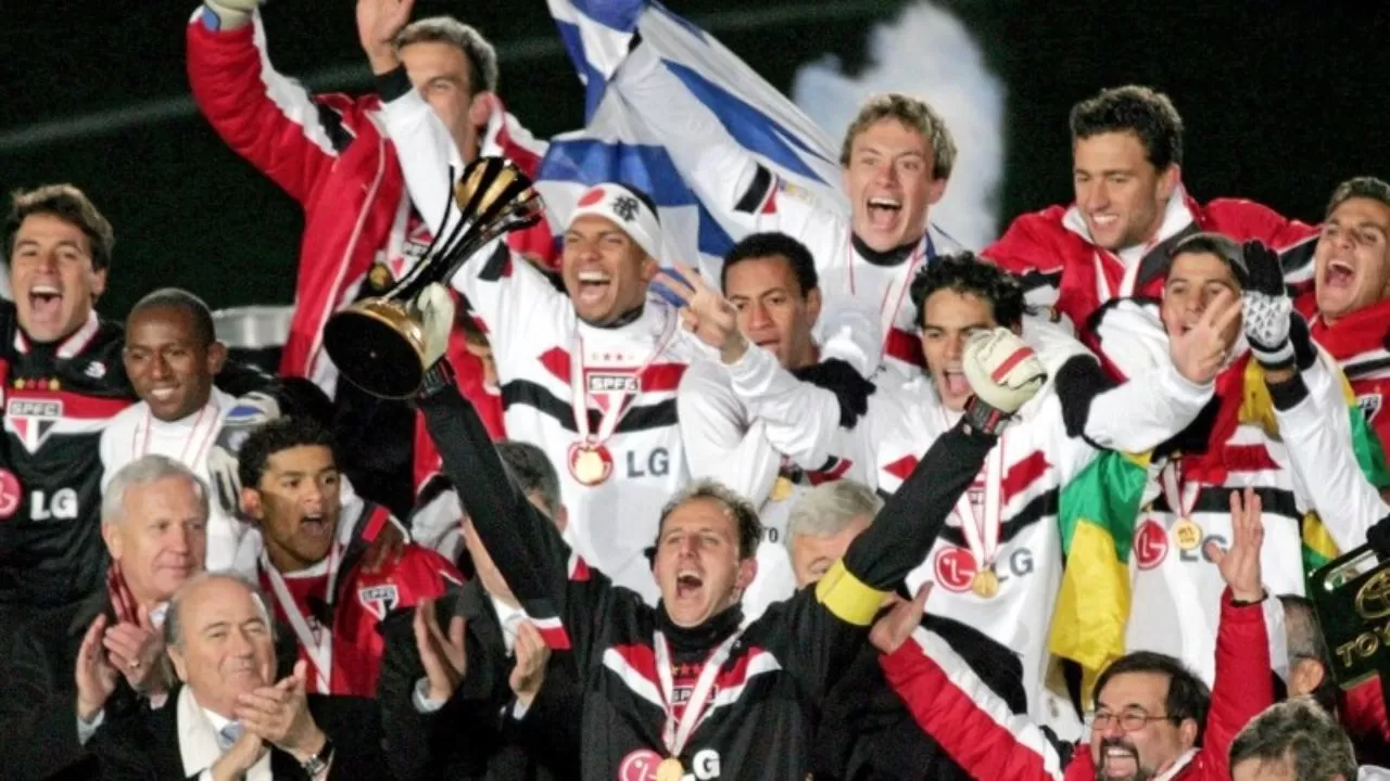 Jogadores do São Paulo levantando a taça do Mundial de Clubes de 2005 com a LG, um dos patrocínios que marcaram o futebol brasileiro.
