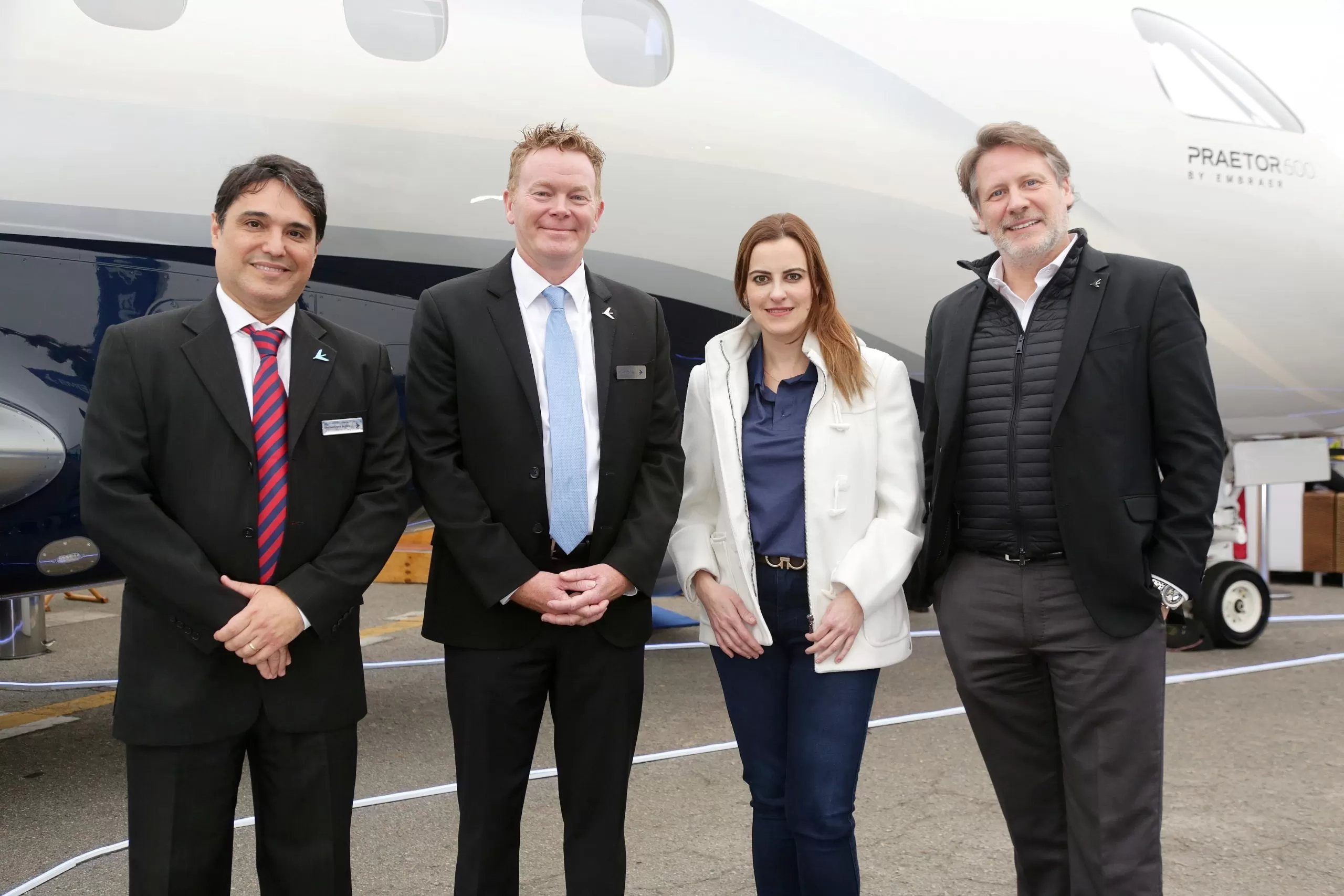 Executivos da Embraer e da VOAR Aviation em frente a aeronave.