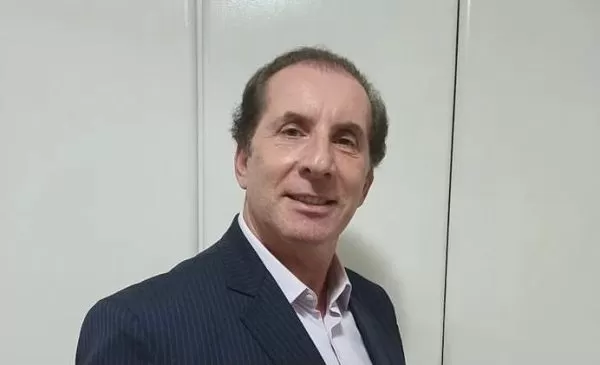 Dr. Azkoul, um dos candidatos ao senado por SP. Ele é branco, calvo e possui cabelo liso castanho, além de não usar barba.