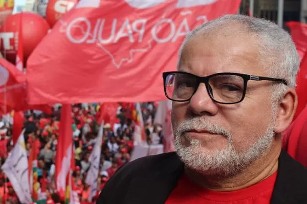 Antonio Carlos, um dos candidatos ao senado por SP. Ele é branco, calvo, possui cabelo barba com cavanhaque grisalhos. e usa óculos de grau preto.