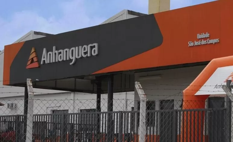 Fachada da Faculdade Anhanguera SJC - São José dos Campos.
