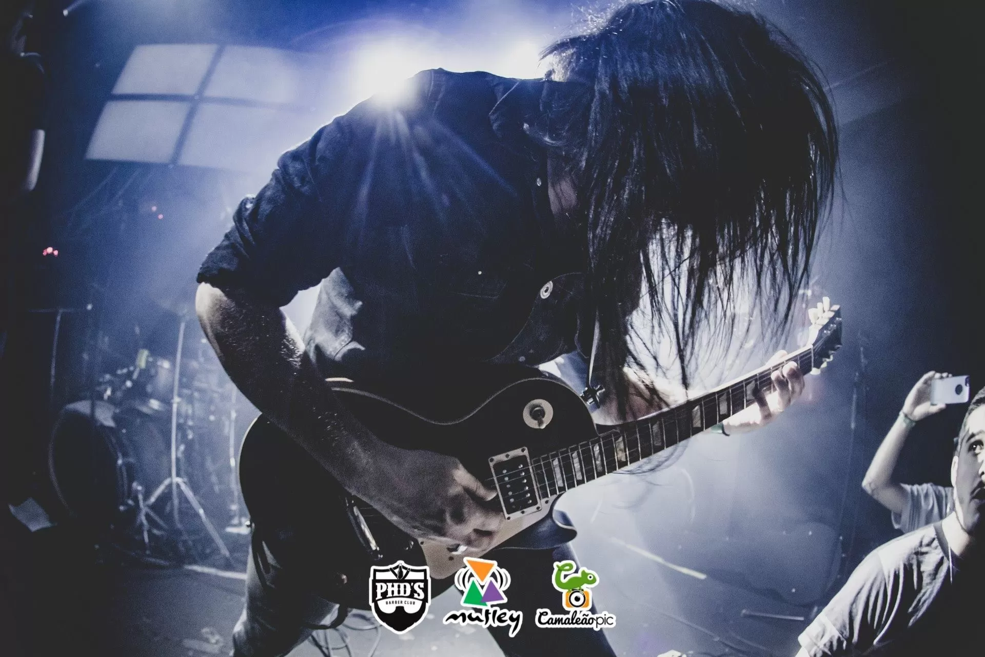 guitarrista tocando em palco no mutley bar em taubaté