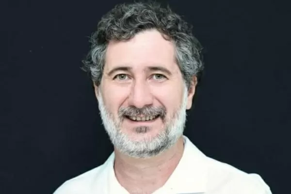 Titto Bellini, um dos candidatos ao Senado por SP. Ele é branco, possui olhos verdes, barba com cavanhaque grisalha e cabelo ondulado preto com tons de grisalho.