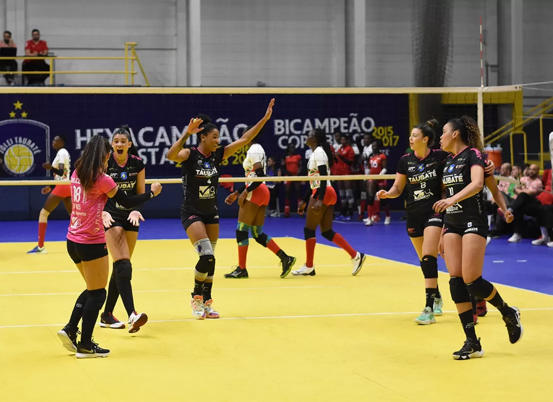 Jogadoras do Vôlei Taubaté Feminino comemorando um ponto no amistoso contra a Seleção do Quênia