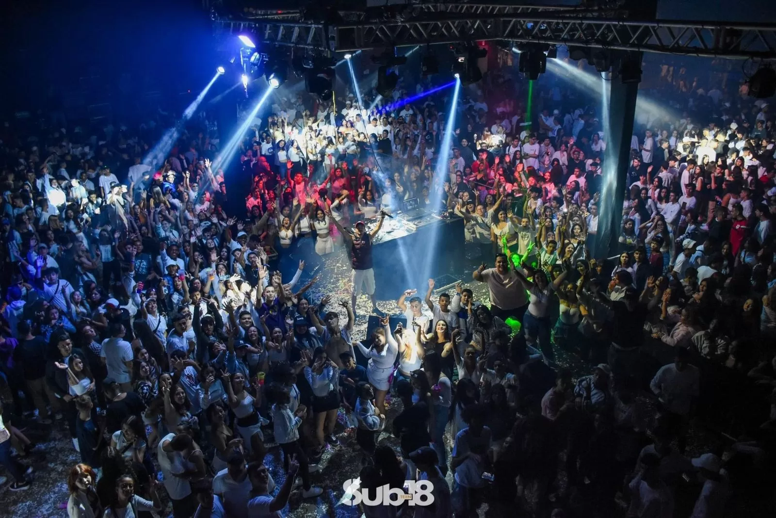 Sub18 Teen em SJC acontecerá no Palácio Sunset, neste domingo. Na foto, plateia cheia de pessoas, em uma festa, com luzes e um artista no meio.