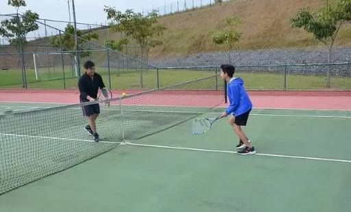 Aulas e Treinamentos da Tennis NOW Pai & Filho, está na lista de escolas de tênis em SJC